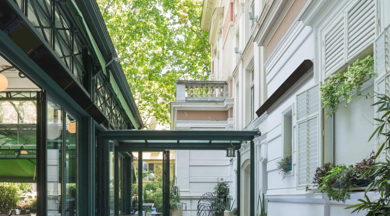 phantomschwank patio heater on a cafe's patio