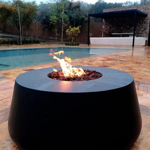 Stonelum Indiana 01 47-Inch Round Black Gas Fire Pit by the pool
