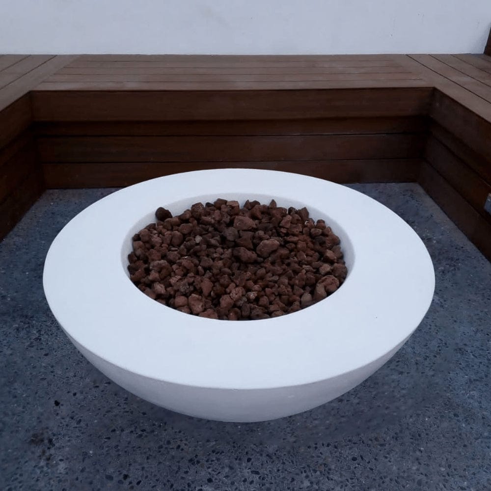 Stonelum Venecia 03 42-Inch Round White Fire Bowl with a wooden bench